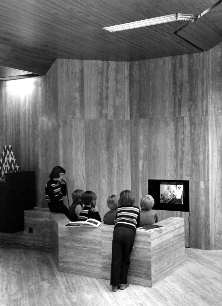 1973 Volksbank Innenraum_07 Volksbank St. Gallen Architekt Heinrich Graf