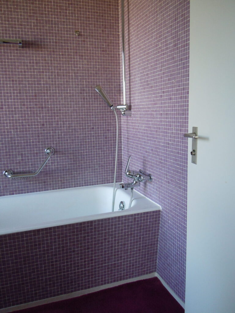 Badezimmer aus der Bauzeit im Wohnhochhaus Achslen Badezimmer im Wohnhochhaus Achslen