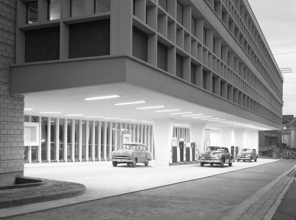 Brantschen_1953-55_Centralgarage_Unterer Graben 25_Zapfsäulen 08_StadtASG_hell City Garage