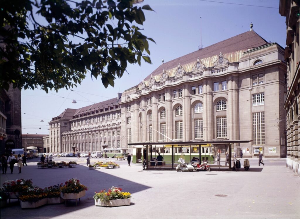 bahnhofplatz_1964_wartehäuschen_StadtASG_PA_Foto_Gross_E2919
